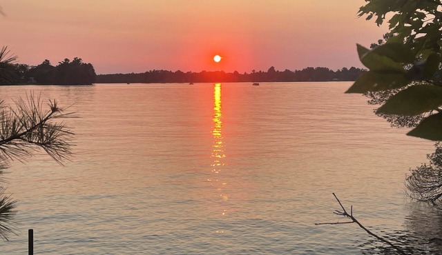 Fully-furnished LAKE HOME near Ice Age hiking & 4-wheel trails + SUNSET VIEWS