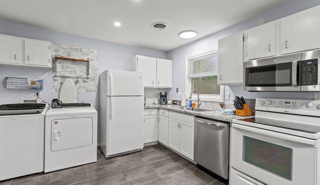 Fully furnished long-term home, dog-friendly, huge fenced-in backyard, office