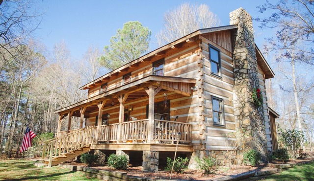 Fully furnished log cabin, family and pet friendly.