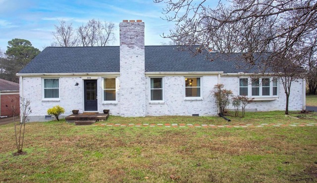 Fully Furnished Mid-Term Retreat with Hot Tub, Sauna & Game Room