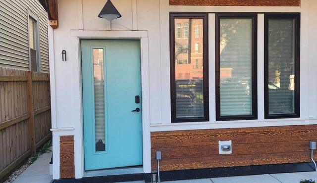 Fully furnished, modern short-term stay home near Obama Presidential Library.