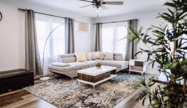 FULLY FURNISHED, MONTHLY BEAUTIFUL 3-BEDROOM HOME WITH LARGE FENCED YARD & CHILDREN'S PLAY/SWING SET 2 MILES FROM DISNEYLAND (p32)