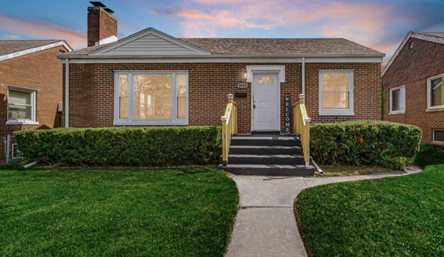 Fully furnished! Newly Updated 2Br/1Bath with Big Back and Front Yards!