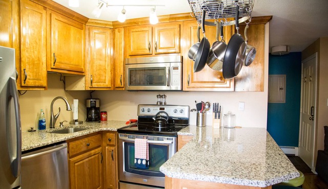 Fully Furnished One Bedroom With Jetted Bathtub on Pearl