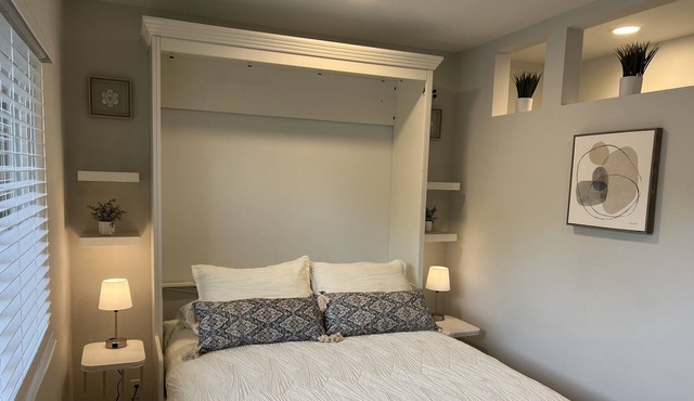 Fully furnished, private entrance, cozy, quiet, near downtown & transit.