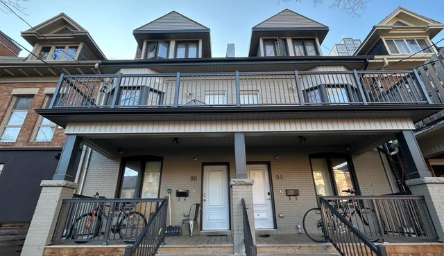 Fully furnished rooms near Eaton Centre, ten minutes walk from Dundas Station