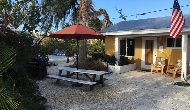 Fully furnished studio, 50 yards from ocean, shared pool, fishing-jetty