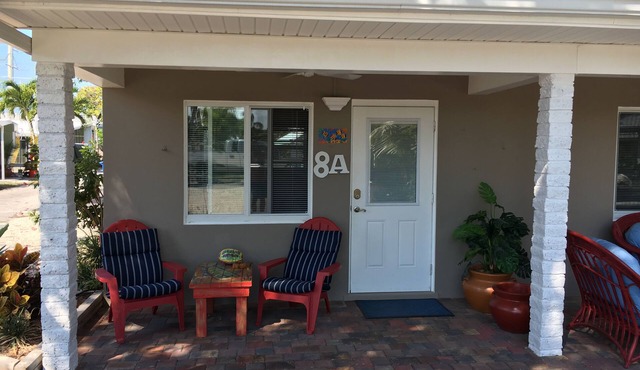 Fully furnished studio, 50 yards from ocean, shared pool, fishing-jetty