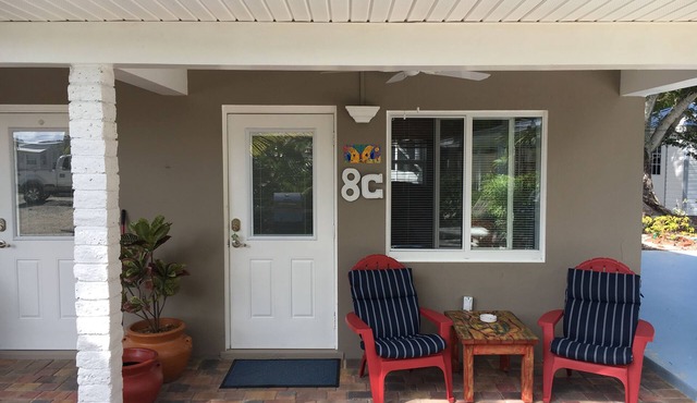 Fully furnished studio, 50 yards from ocean, shared pool, fishing-jetty