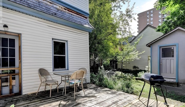 Fully Furnished Stylish and Spacious Retreat in the Glebe, Ottawa, with Parking
