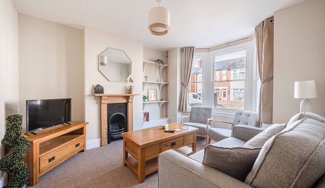 Fully Furnished Three Bed House With Free Parking