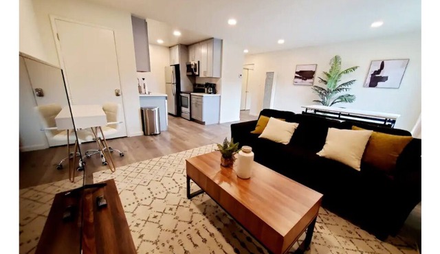 Fully Furnished Townhouse w/ Fast Wi-Fi & King Size Bedding