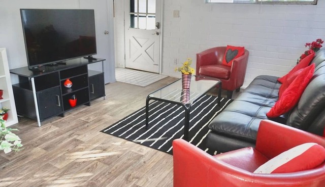 Fully furnished and equipped 30+ day rental near hospitals and University of Utah. Ideal for Traveling Nurses, internships, students, extended medical care or relocation. Free parking. Washer/dryer. Queen bed. Quiet neighborhood. Equipped kitchen.