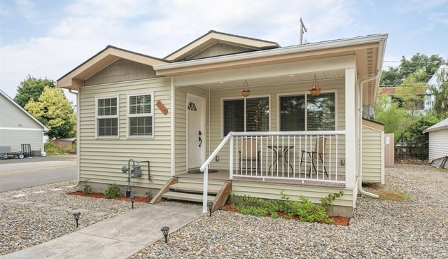 Fully furnished house on quiet, private road in a great central valley location