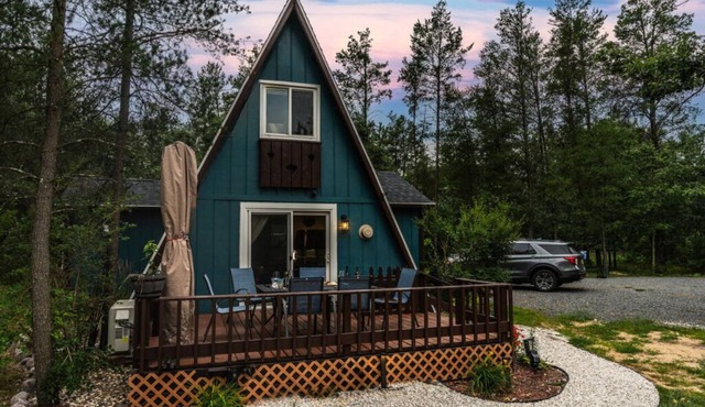 Fully Loaded Cabin, Coffee Bar, NEW Hot Tub, Epic Firepit, Close to the Dells