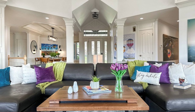 FULLY LOADED - hot tub - pool table - arcade games - 10 min from Downtown WW