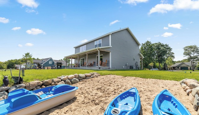Fully loaded Houghton Lake home. Kayaks, paddleboat, firepit+much more! No fees.
