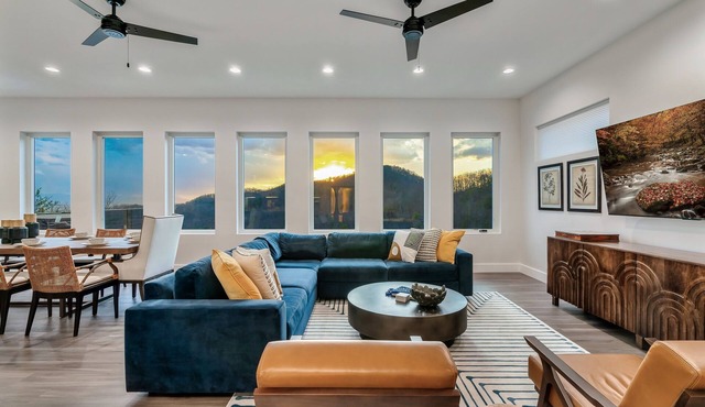 Fully Loaded Lux, 360° Views, Movies on Roof Deck