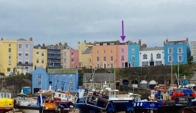 Fully modernised Tenby harbourside apartment. Perfect for beach and town alike