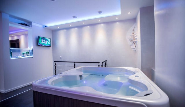 Fully privatized apartment with jacuzzi and steam shower