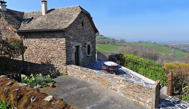 Fully renovated cottage at the gates of Aubrac with views of the Lot valley