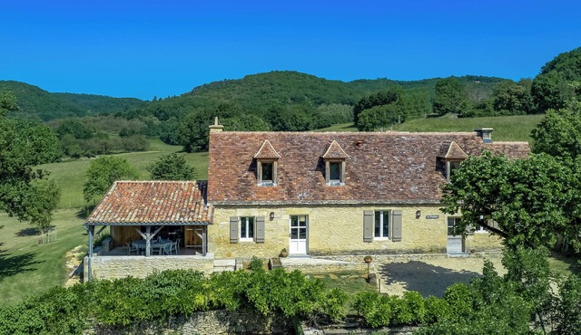 Fully renovated in 2023, a typical house with pool (12x6 m) & spacious garden