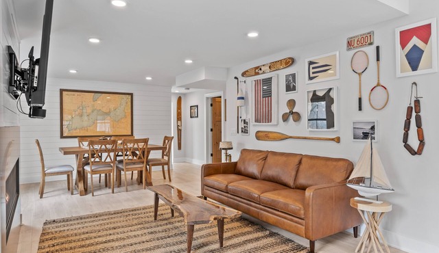 Fully remodeled Lake Retreat-Walking distance to Lake Geneva includes boat slip!