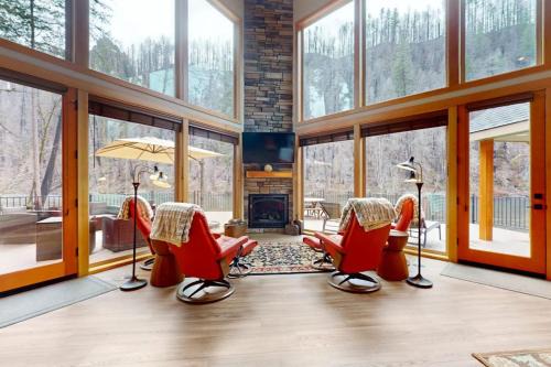 Fully rebuilt riverfront home with deck fireplace & W&D - dog-friendly