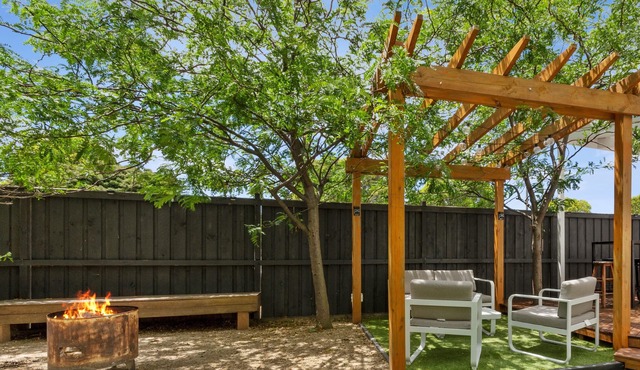 Fully refurbished gorgeous home, central location, 2 bathroom & outdoor fire pit