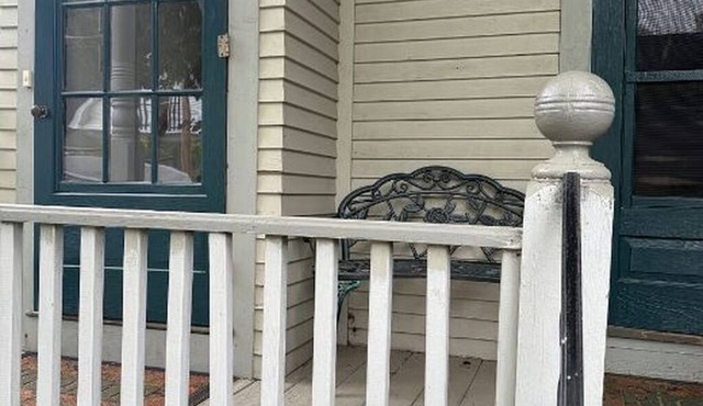 Fully remodeled spacious apartment in Farmhouse Victorian.