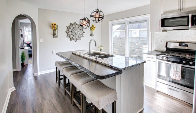 Fully remodeled 2BR! Pet Friendly Walk to beach-1 block; mins. to Cedar Point!