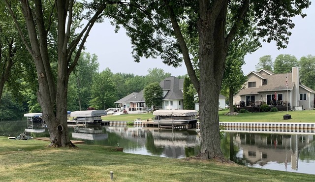 Fully remodeled 3 bed, 2 bath on Gun Lake. Sleeps 9!