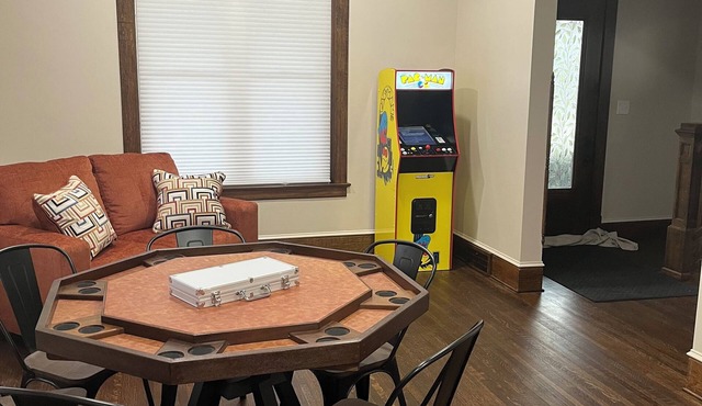 Fully Remodeled 5BR Geneva Retreat –Charm Near Lake Erie & Wineries sleeps 20
