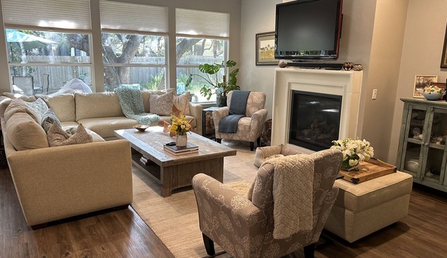 FULLY REMODELED-BEST LOCATION IN AUSTIN Pet Friendly-Gateway to the Hill Country