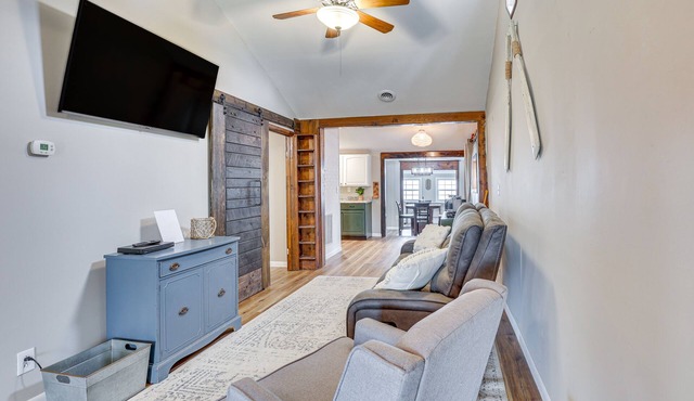Fully Remodeled Cottage: Walk to Lake Milton Beach