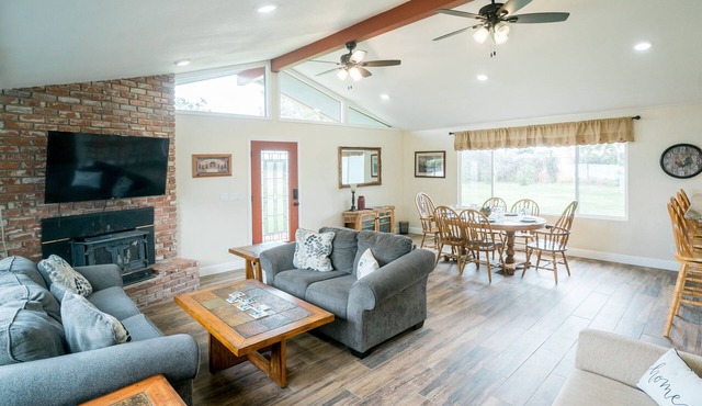 Fully Remodeled Country House with Large Yard, Near National Parks