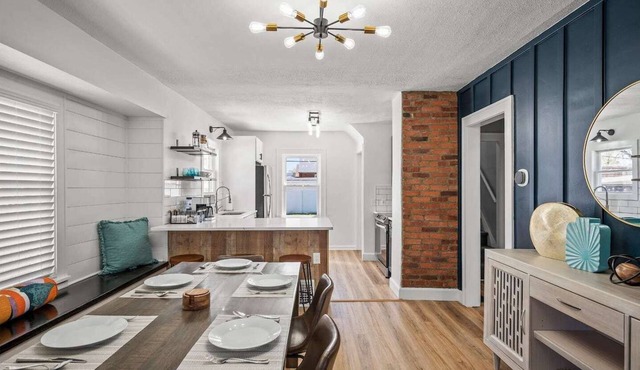 Fully Remodeled Cozy 4 BR in the heart of Parma, King Bed, Close to Airport