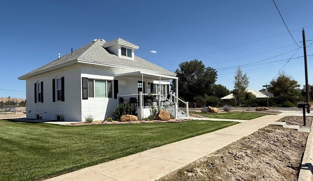Fully Remodeled Downtown Gem Modern Comfort 3 Bedroom Sleeps 8 Plenty of Parking