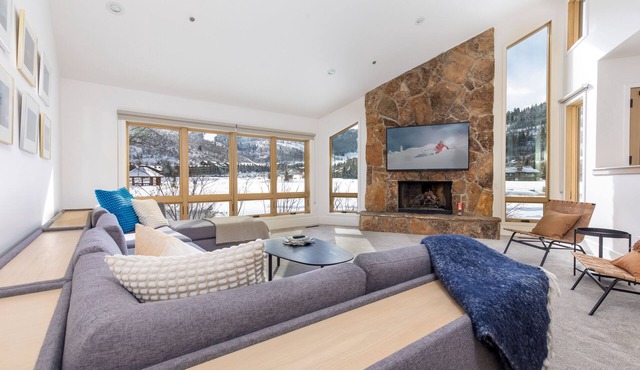 Fully Remodeled Fall 2023! Free Shuttle to the lifts! Fantastic resort views!