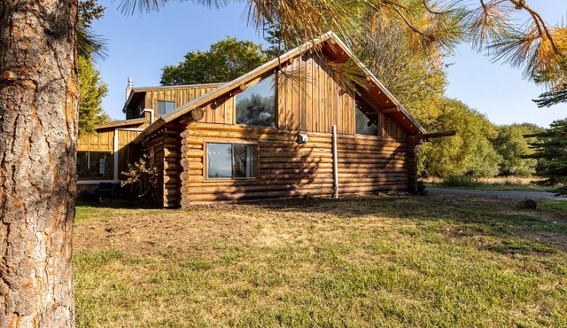 Fully remodeled historical cabin w/modern conveniences & RV Hook-Ups!