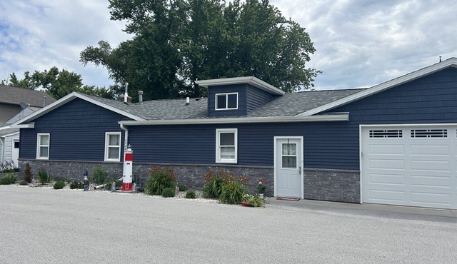 Fully Remodeled Riverfront home with private ramp and dock on Mississippi River