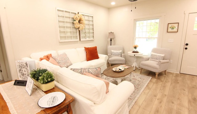 Fully Remodeled! Three minute WALK to the Pioneer Woman Merc!