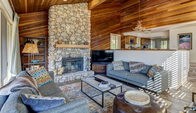 Fully Remodeled Townhome 7 minutes to lifts! Tons of space, new Hot Tub! Views!