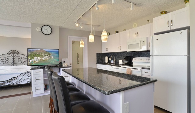 Fully Remodeled Unit with Free Parking in Waikiki Banyan