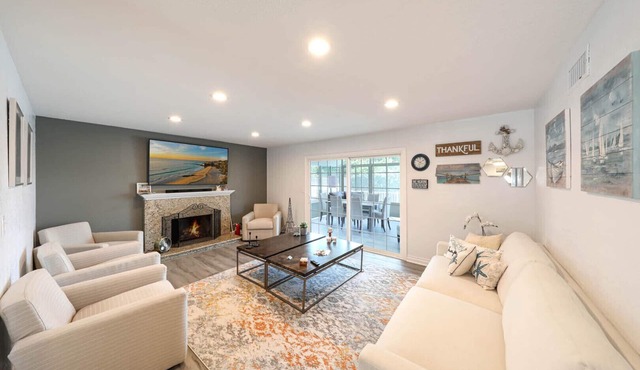 Fully Remodeled, Cheerful 4 Bedroom Close to Beach!