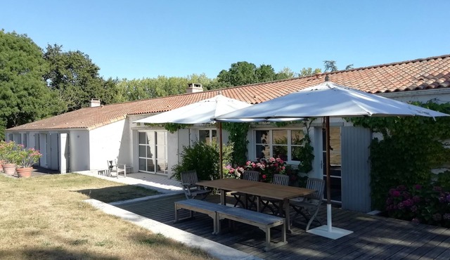 Fully renovated farmhouse, 14 people, heated swimming pool, large spaces, quiet