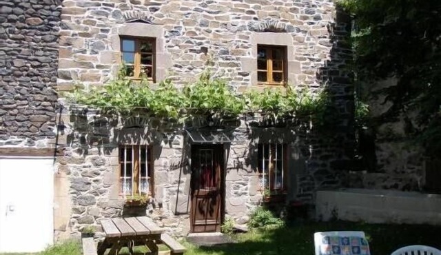 Fully renovated house (2003) with fenced et shaded courtyard 1km from stores