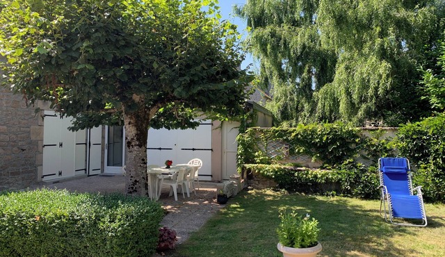 Fully Renovated 2-Bedroom Guest House, Large Private Grounds, Patio & Garden