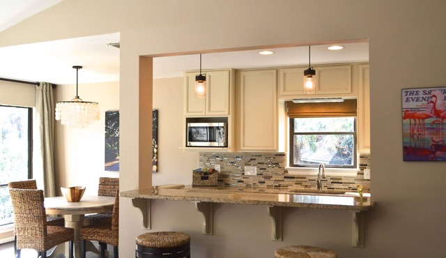 Fully Renovated Top-Floor Sea Pines Villa near Harbour Town in Lighthouse Tennis