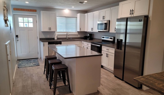Fully Renovated on Sunnyside Beach - Golf Cart Included - Pool - 3 Bedroom
